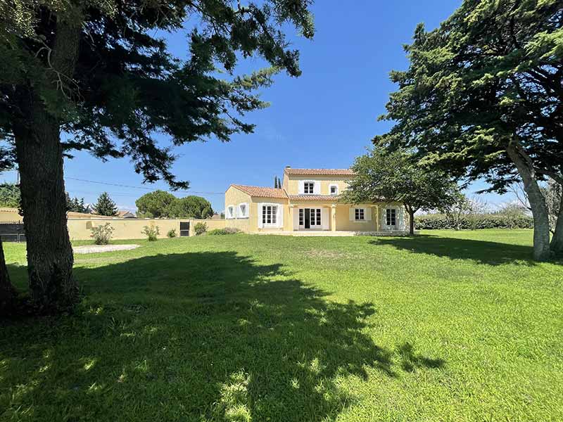 Le grand jardin de 4000 m2 de notre villa de luxe à Arles